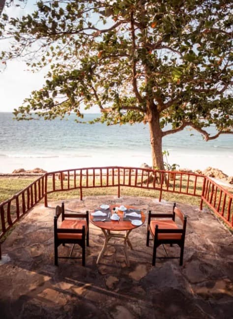 Severin Sea Lodge beach dining by the ocean